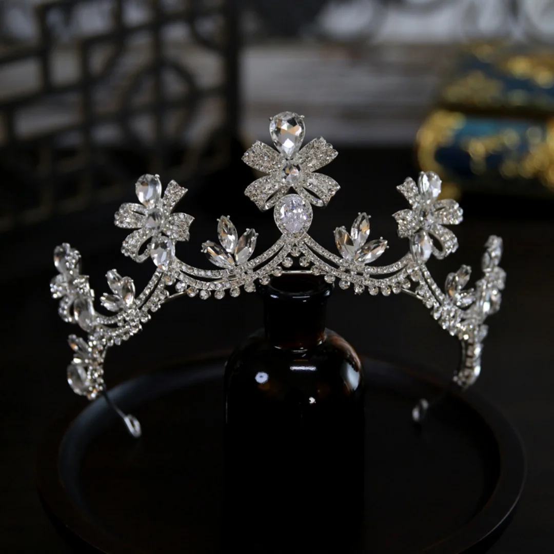 Элегантная свадебная тиара CC Bow Crown с серьгами, минималистичный премиальный свадебный головной убор, стильные аксессуары для женщин, украшения для вечеринок
Элегантная свадебная тиара CC Bow Crown с серьгами, минималистичный премиальный свадебный головной убор, стильные аксессуары для женщин, украшения для вечеринок