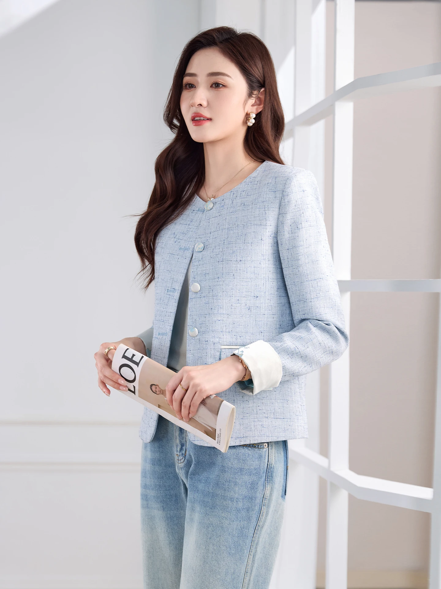 Женский пиджак Blue Ele Tailored, весна-осень 2026, новая коллекция, высококачественный, индивидуальный крой, модный повседневный стиль для верхней части тела
Женский пиджак Blue Ele Tailored, весна-осень 2026, новая коллекция, высококачественный, индивидуальный крой, модный повседневный стиль для верхней части тела