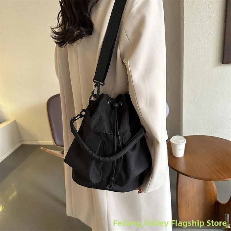 Korean Style Bucket Handbag Large Capacity Fashionable Single Shoulder Bag for Women Daily Use Youth Soft Polyester Material
Korean Style Bucket Handbag Large Capacity Fashionable Single Shoulder Bag for Women Daily Use Youth Soft Polyester Material