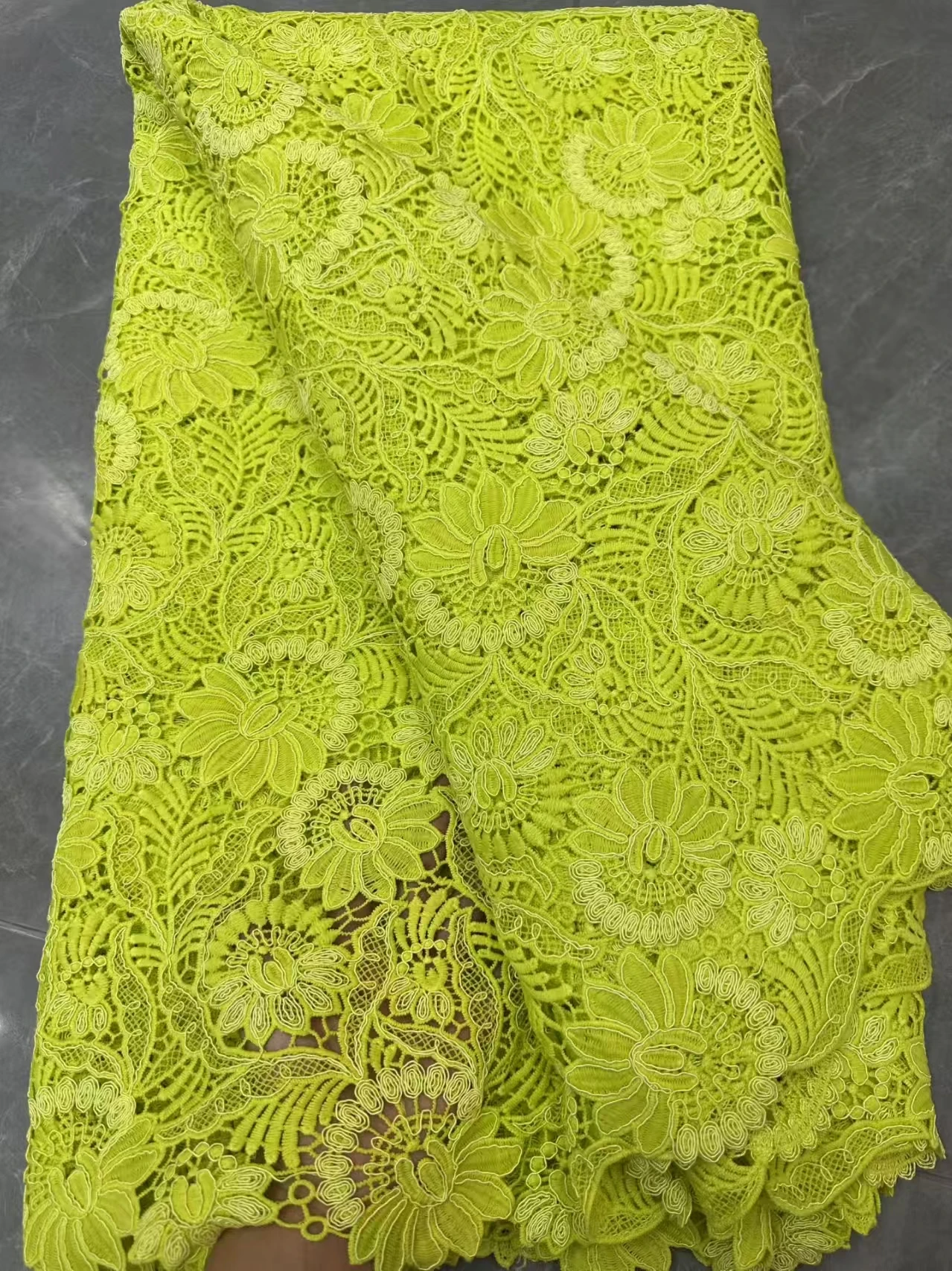 Африканский гипюровый шнур, кружевная ткань 2025Высокое качество, нигерийская водорастворимая кружевная ткань с вышивкой для женщин, свадебные платья
Африканский гипюровый шнур, кружевная ткань 2025Высокое качество, нигерийская водорастворимая кружевная ткань с вышивкой для женщин, свадебные платья