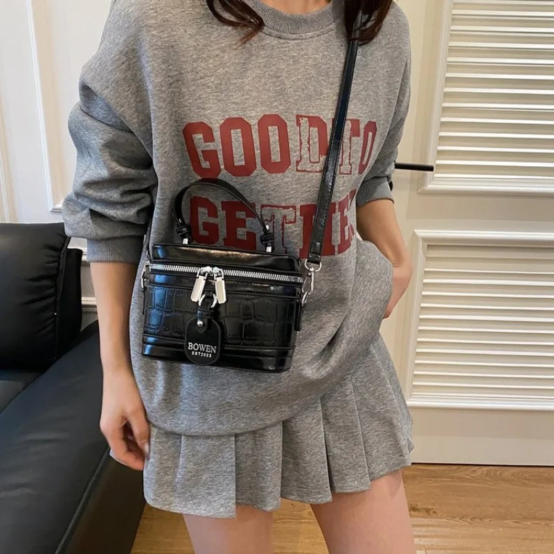 Элегантная винтажная сумка для подгузников для женщин, стильная кожаная сумка через плечо, минималистичная дизайнерская сумка с текстурой, модная и стильная сумка-тоут.
Элегантная винтажная сумка для подгузников для женщин, стильная кожаная сумка через плечо, минималистичная дизайнерская сумка с текстурой, модная и стильная сумка-тоут.