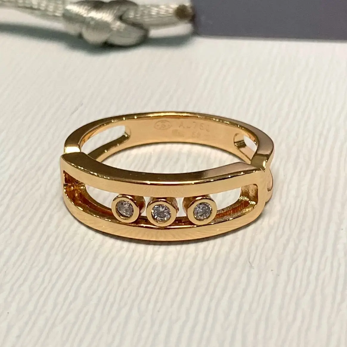 Pure silver s9252024 new Messi MOVE ClassiQUE series hollowed out three diamond minimalist high-end women's ring
Pure silver s9252024 new Messi MOVE ClassiQUE series hollowed out three diamond minimalist high-end women's ring