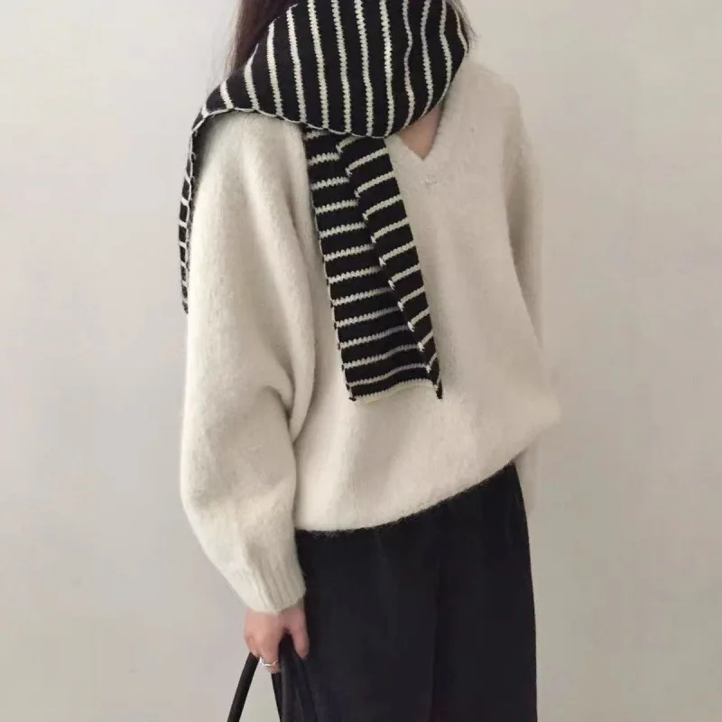 Women's Casual Loose Fit Long Sleeve Soft Comfortable Knitted Top Cozy V-Neck Oversized Knit Sweater Autumn Winter New Style
Women's Casual Loose Fit Long Sleeve Soft Comfortable Knitted Top Cozy V-Neck Oversized Knit Sweater Autumn Winter New Style