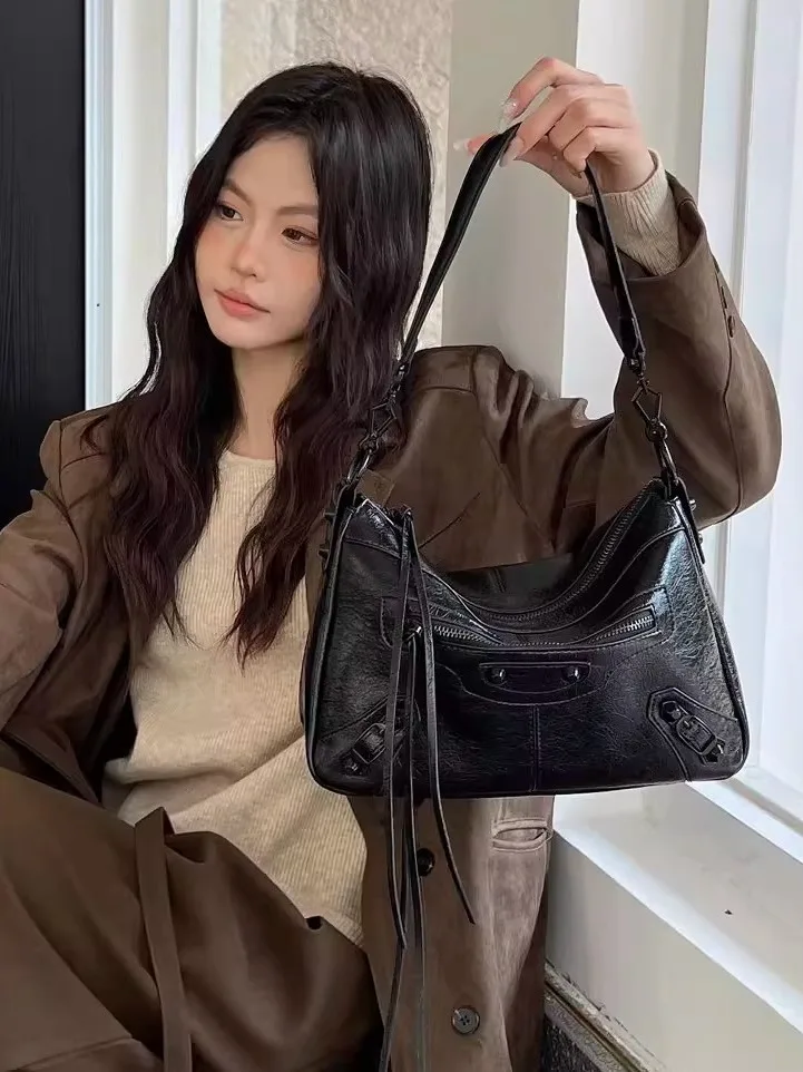 Faionable Leather Biker Bag Women's oulder Crossbody Bag Rivet Element Underarm Bag Small Batch Hot Girl Oil Wax Leather
Faionable Leather Biker Bag Women's oulder Crossbody Bag Rivet Element Underarm Bag Small Batch Hot Girl Oil Wax Leather
