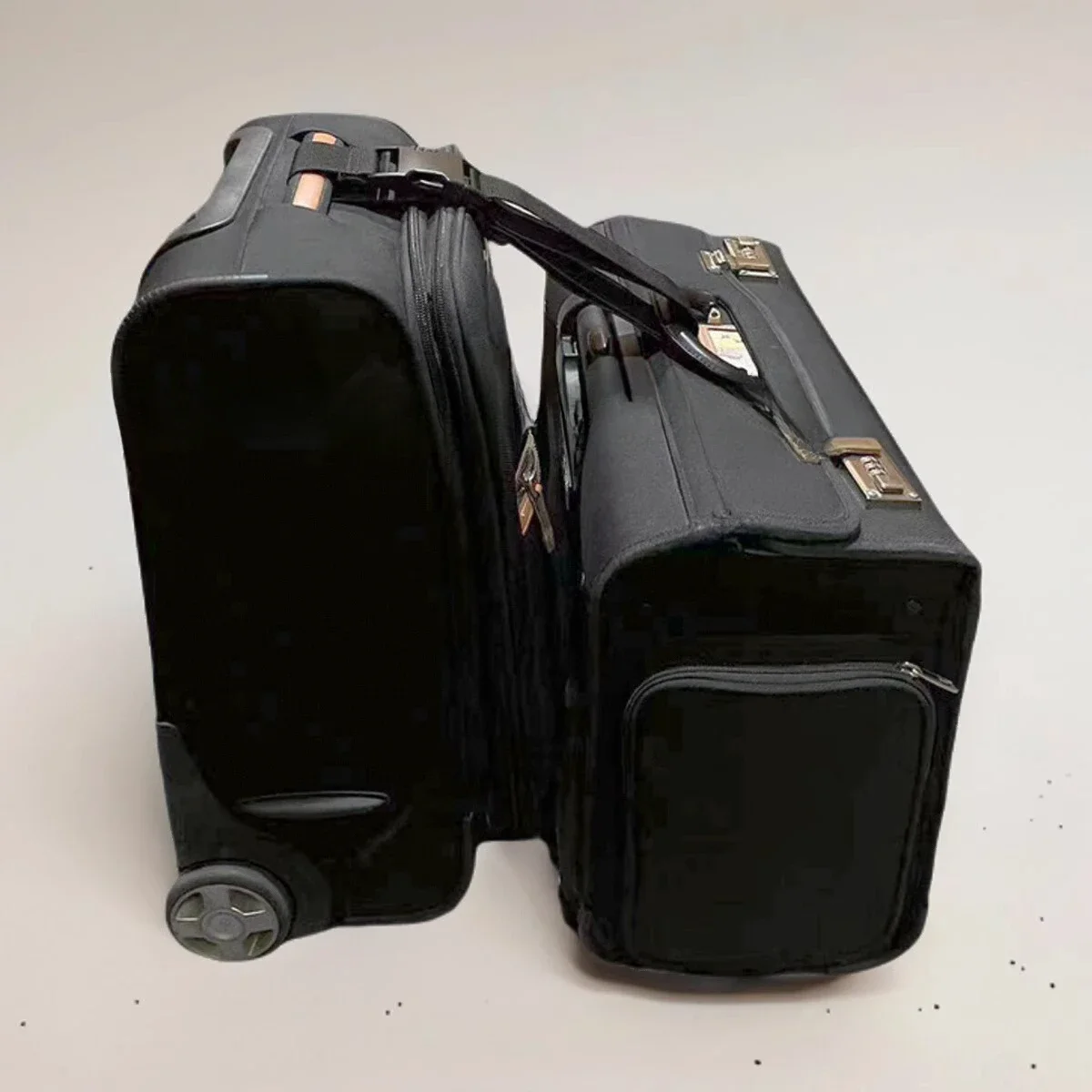 Flight case overnight bag, crew case fixing belt
Flight case overnight bag, crew case fixing belt