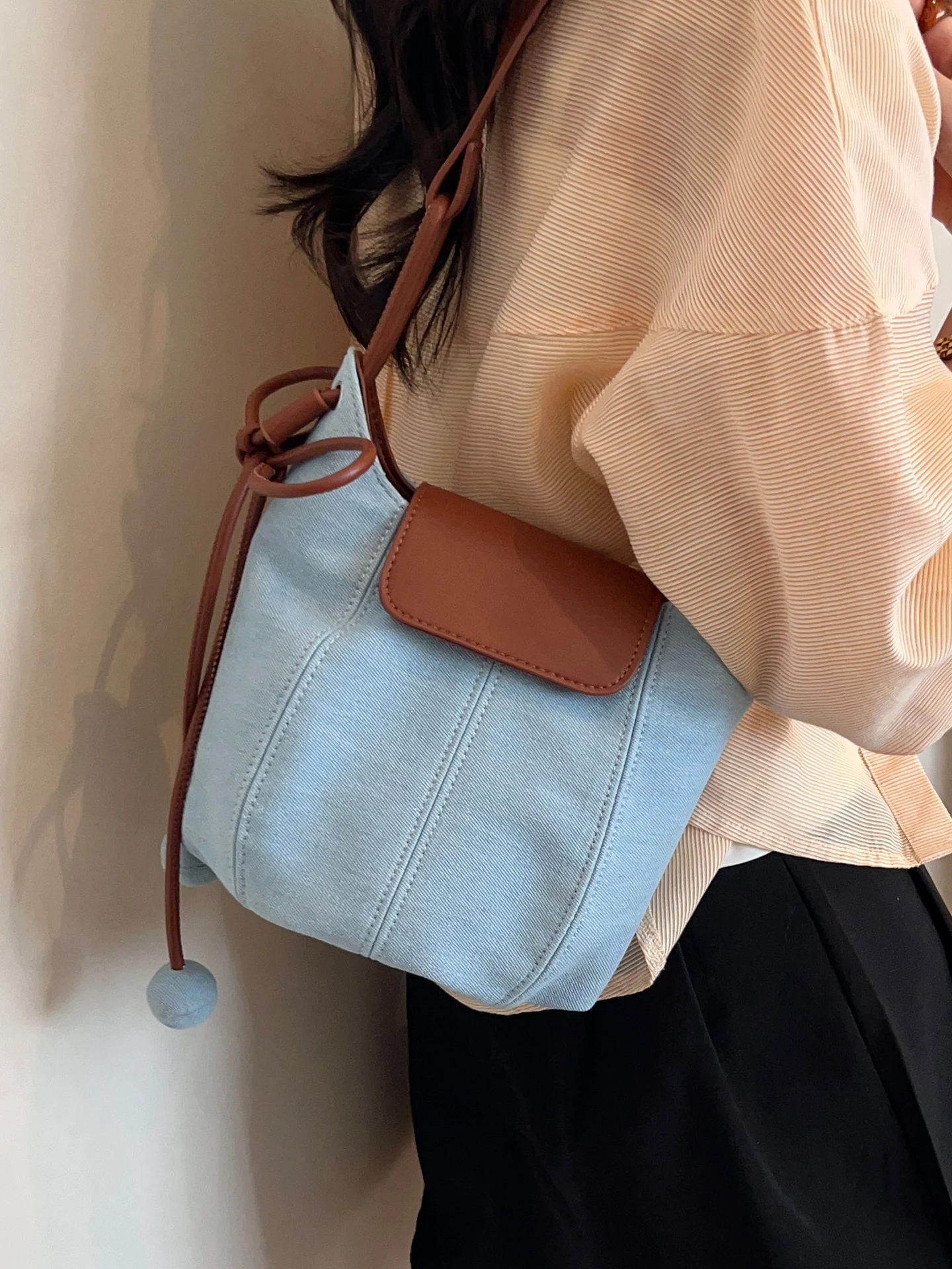 Fashionable Commuter Women's Underarm Bag 2026 New Summer Handbag Single Shoulder Crossbody Saddle Bag Daily Use Zipper Closure
Fashionable Commuter Women's Underarm Bag 2026 New Summer Handbag Single Shoulder Crossbody Saddle Bag Daily Use Zipper Closure