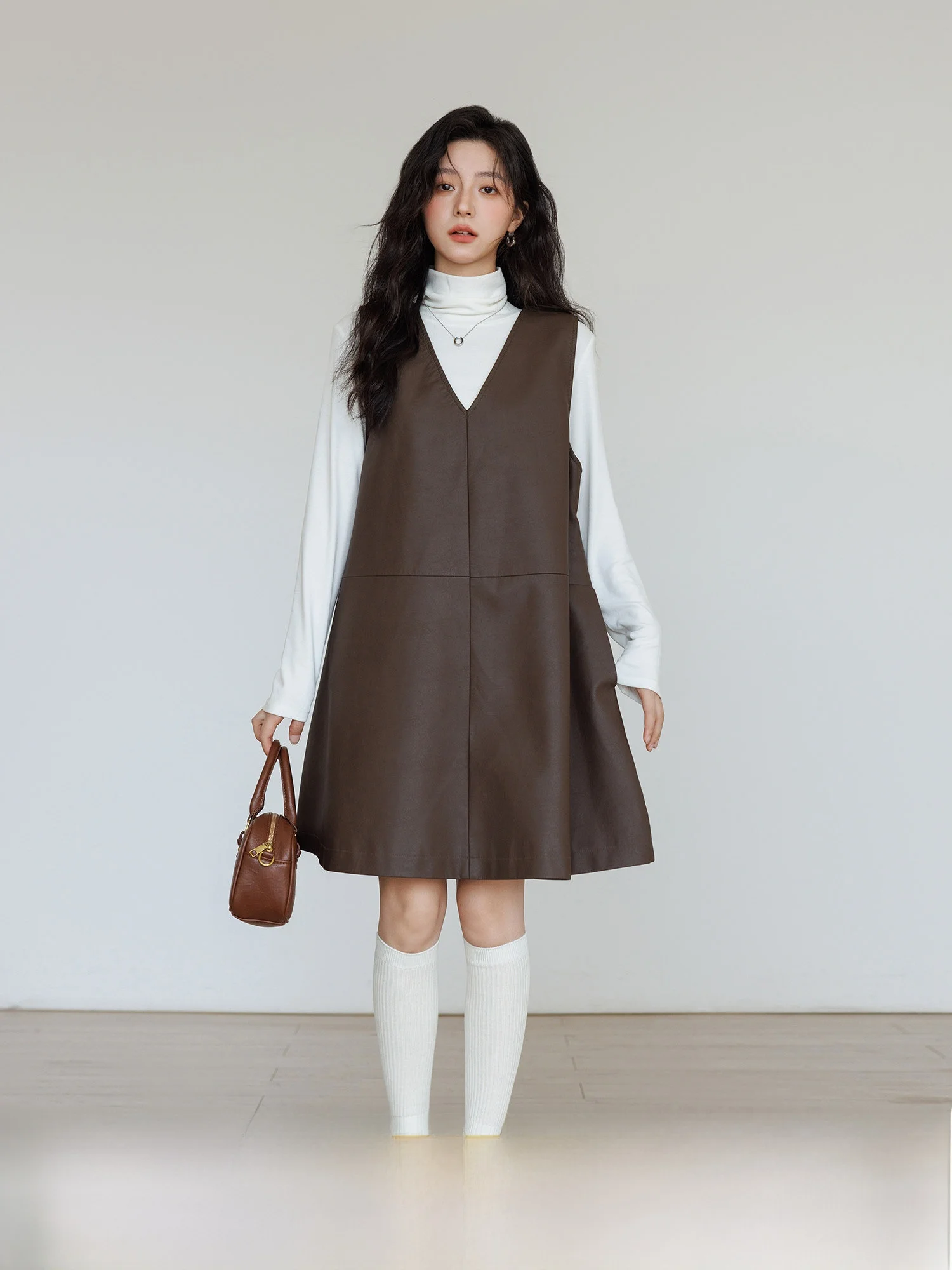 Retro PU Leather Vest Skirt Women Spring Autumn 2025 New Design Sleeveless Outerwear A-Line Skirt Slimming V-Neck Dress
Retro PU Leather Vest Skirt Women Spring Autumn 2025 New Design Sleeveless Outerwear A-Line Skirt Slimming V-Neck Dress