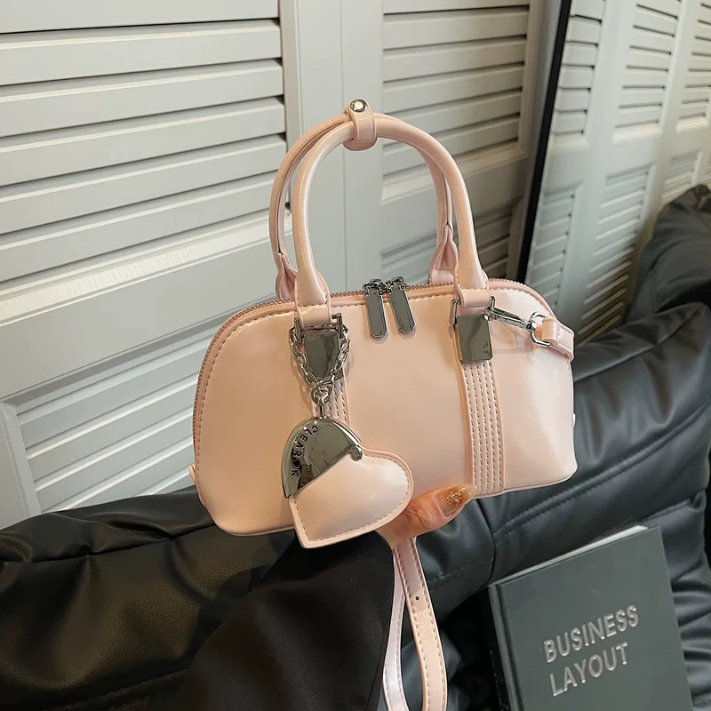 Popular Small Shell Bag Women's 2025 New Fashion and Versatile Crossbody Bag High-end Portable Bowling Bag Luxury Square Handbag 
Popular Small Shell Bag Women's 2025 New Fashion and Versatile Crossbody Bag High-end Portable Bowling Bag Luxury Square Handbag