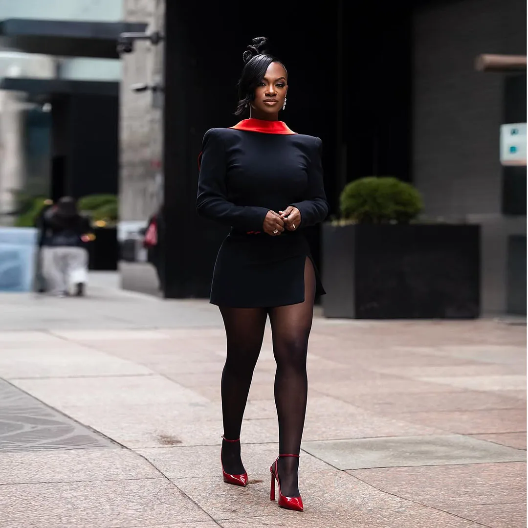 Элегантное атласное короткое платье для выпускного вечера с длинными рукавами, черно-красное мини-платье с нашивкой и открытой спиной, рюшами выше колена, платья для выпускного вечера
Элегантное атласное короткое платье для выпускного вечера с длинными рукавами, черно-красное мини-платье с нашивкой и открытой спиной, рюшами выше колена, платья для выпускного вечера