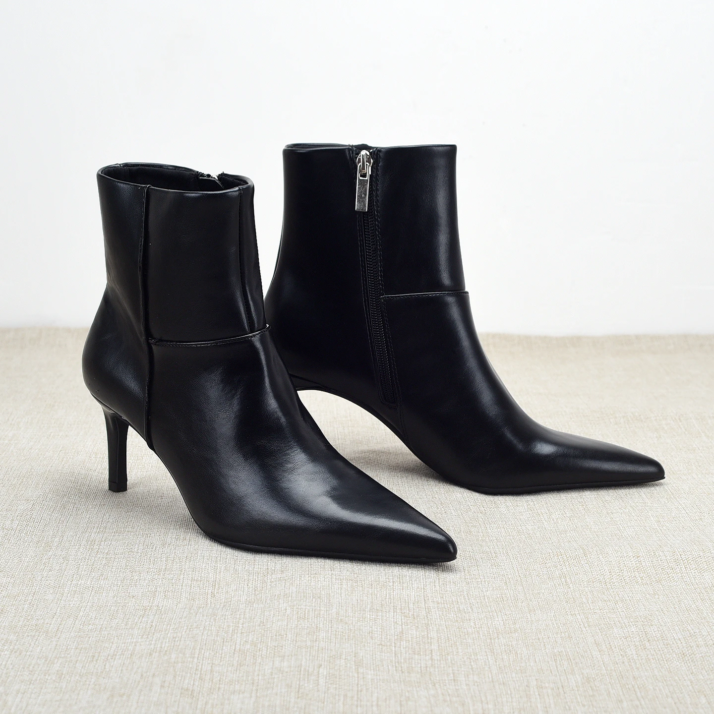 Dagang Production Briti Sle, боковая молния, облегающие ботинки из мягкой кожи с острым носком, женские тонкие ботинки 7 см
Dagang Production Briti Sle, боковая молния, облегающие ботинки из мягкой кожи с острым носком, женские тонкие ботинки 7 см