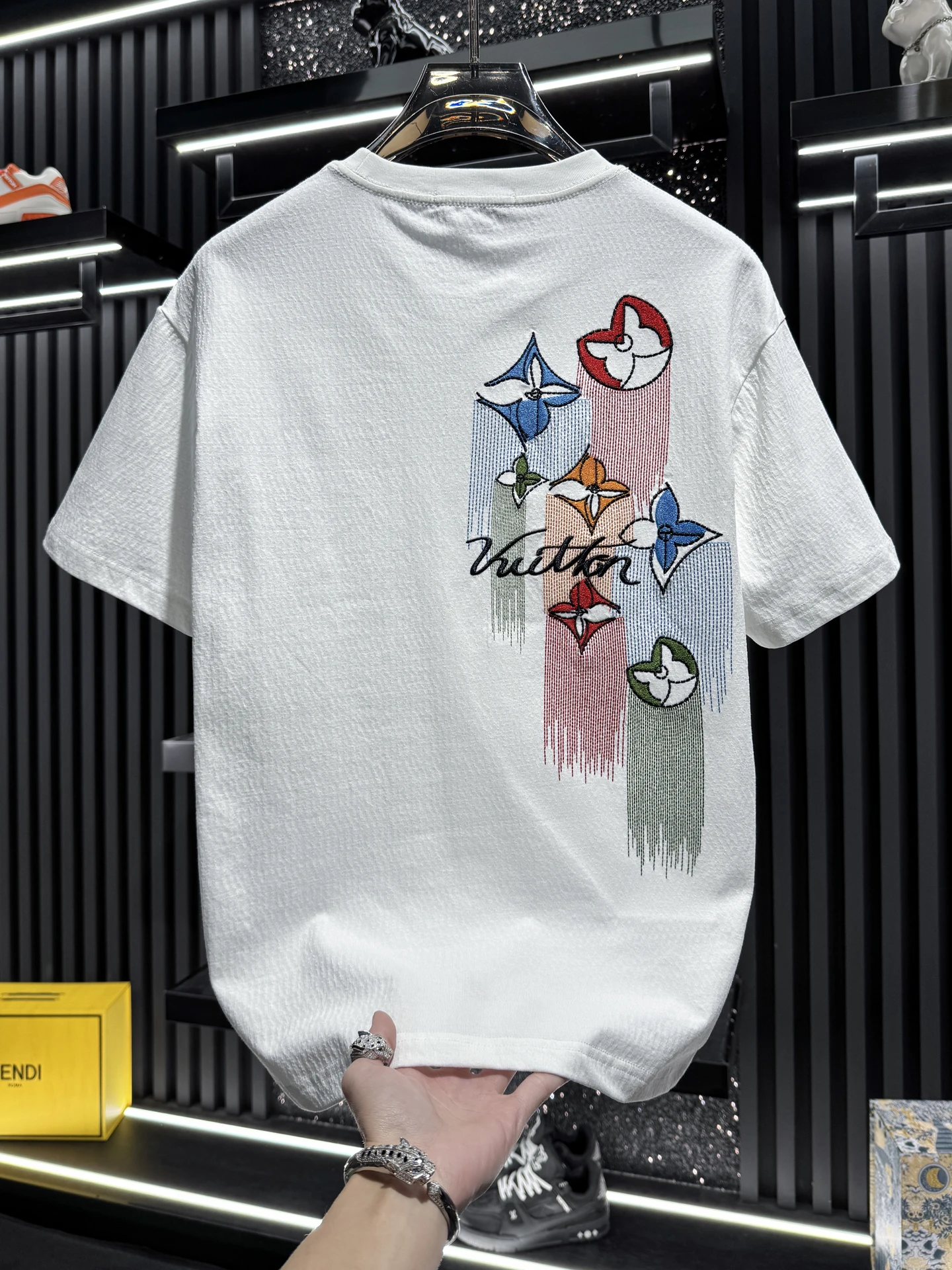 Мужская легкая летняя футболка Ele с вышивкой, круглым вырезом и коротким рукавом, модный брендовый дышащий топ из смесового хлопка
Мужская легкая летняя футболка Ele с вышивкой, круглым вырезом и коротким рукавом, модный брендовый дышащий топ из смесового хлопка