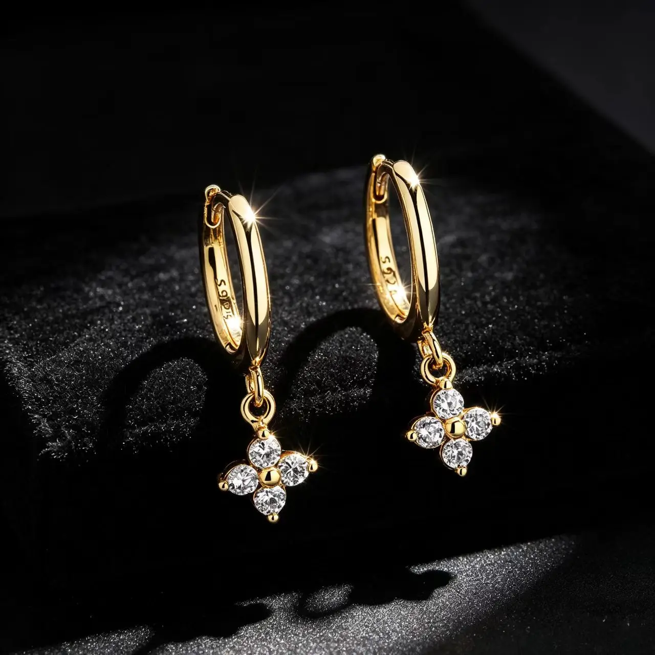 S925 pure silver zirconium four-leaf clover ear pins, fresh and sweet, with diamonds, four-leaf flower ear jewelry, trendy.
S925 pure silver zirconium four-leaf clover ear pins, fresh and sweet, with diamonds, four-leaf flower ear jewelry, trendy.