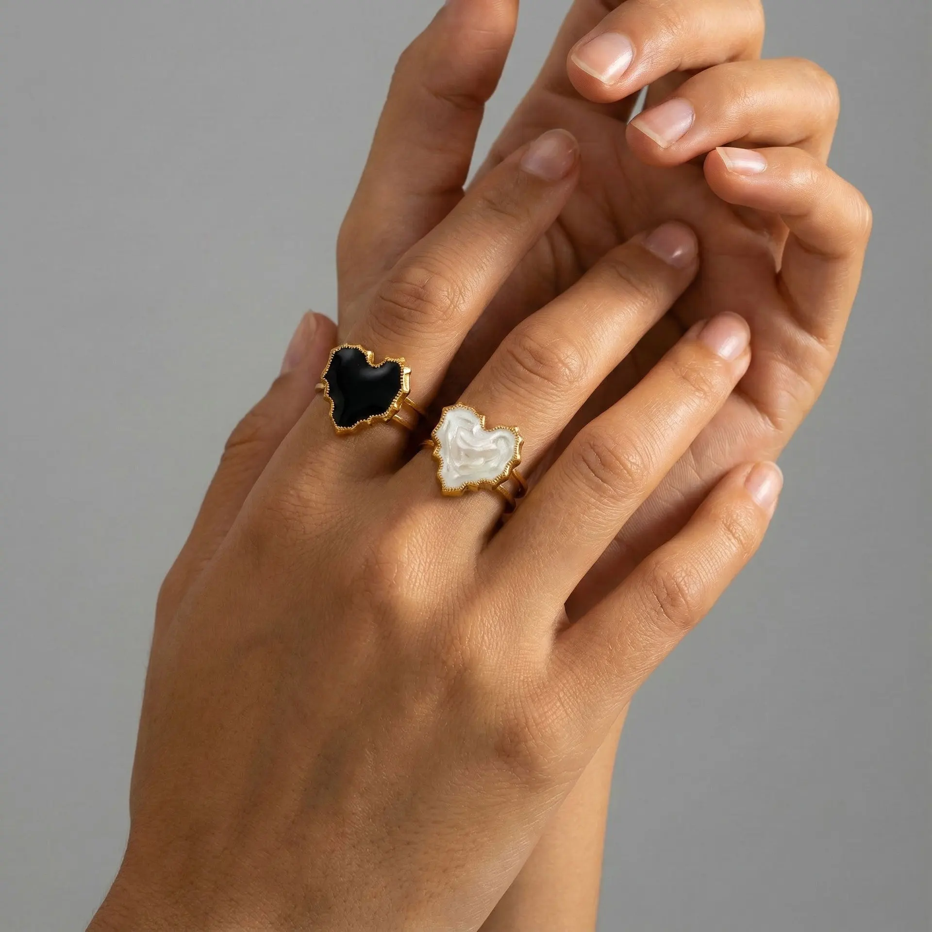 Stainless steel plated 18K gold ring with black and white heart-shaped retro style adjustable ring for women's jewelry gifts
Stainless steel plated 18K gold ring with black and white heart-shaped retro style adjustable ring for women's jewelry gifts