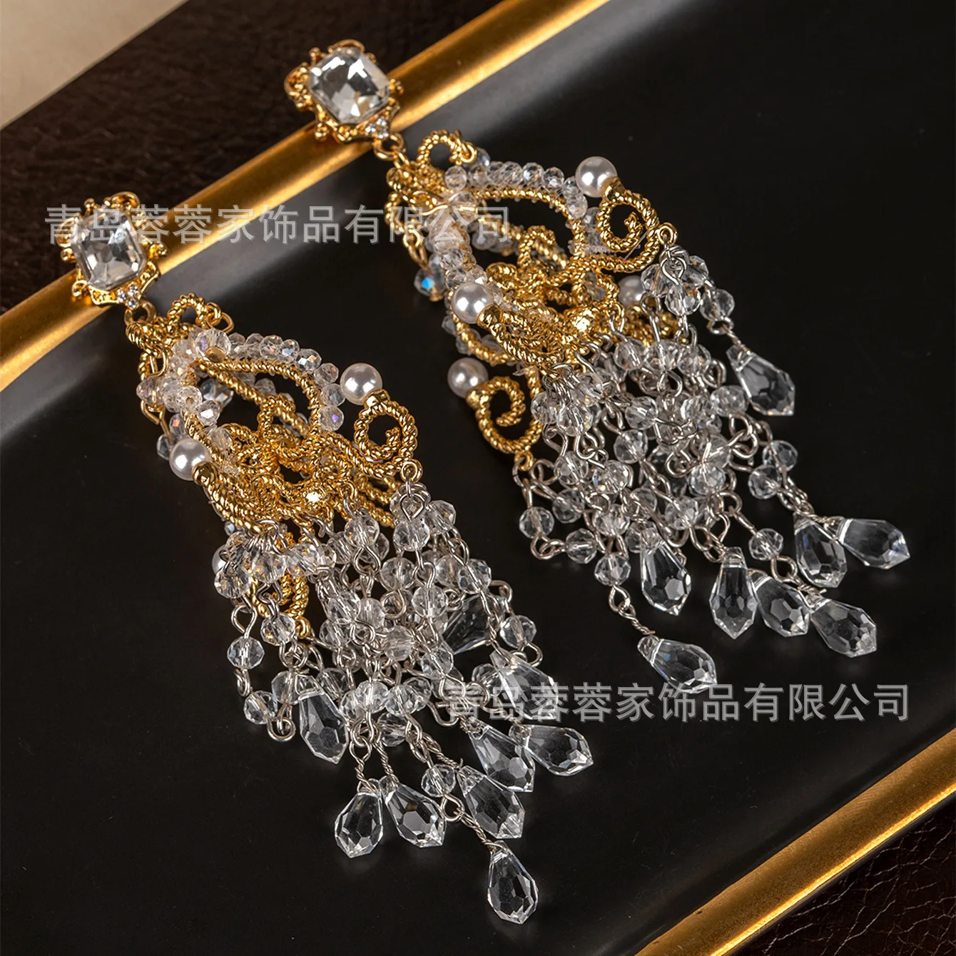 Retro Long Fringed Stud Earrings Light Luxury Design Sense Niche Banquet Water Droplets Full of Diamond Earrings
Retro Long Fringed Stud Earrings Light Luxury Design Sense Niche Banquet Water Droplets Full of Diamond Earrings
