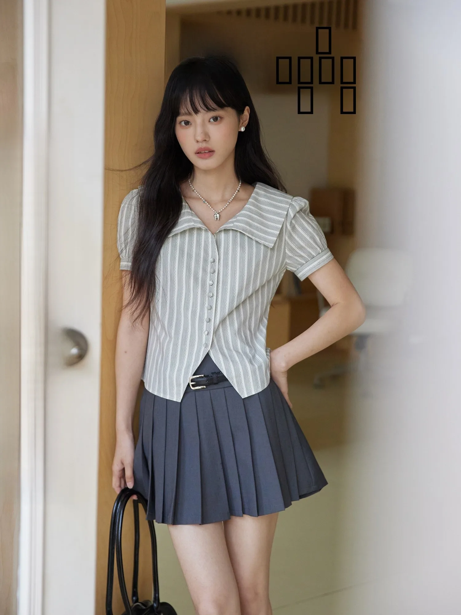 Женская рубашка из чистого хлопка в полоску с V-образным вырезом и большим воротником, в стиле ретро, с коротким рукавом, повседневная, деловая
Женская рубашка из чистого хлопка в полоску с V-образным вырезом и большим воротником, в стиле ретро, с коротким рукавом, повседневная, деловая