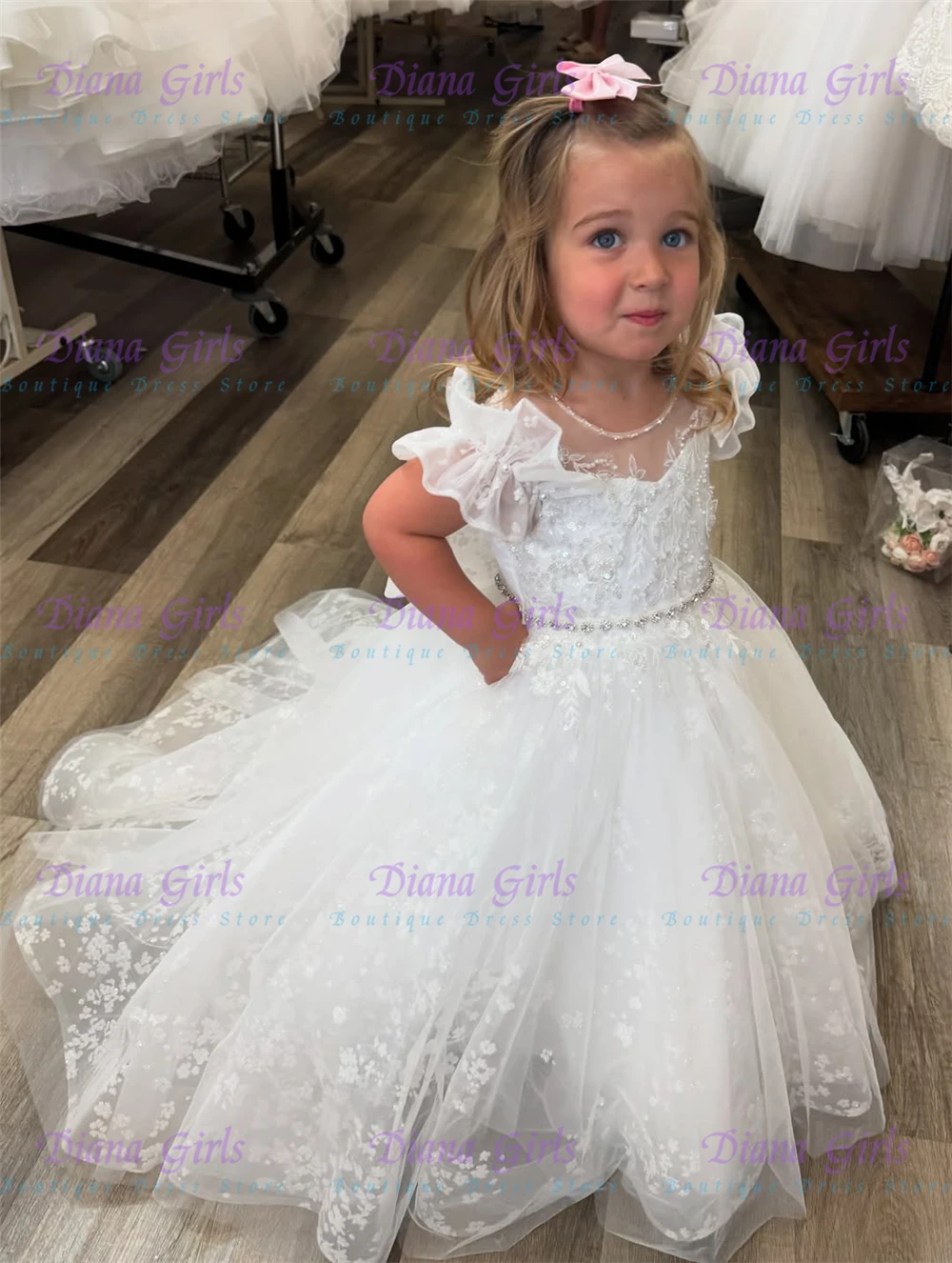 Lovely White Quality Lace Flower Girl Dress For Wedding Puffy Tulle Sleeveless Kids Birthday Party Evening Ball Gowns 
Lovely White Quality Lace Flower Girl Dress For Wedding Puffy Tulle Sleeveless Kids Birthday Party Evening Ball Gowns