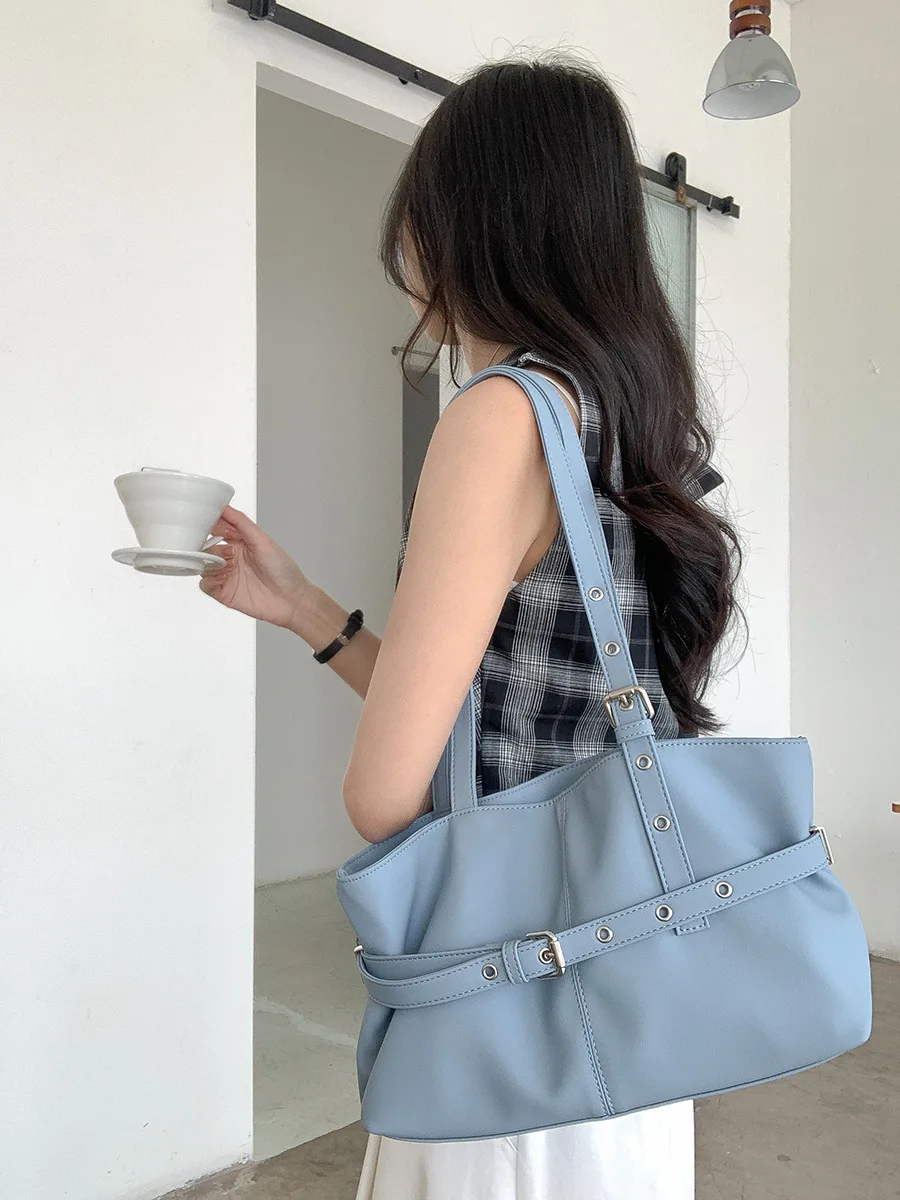 2025 Summer Large Shoulder Bag High Capacity Fashion Korean Handbag Luxury Design Underarm Bags New Trend Female Tote Handbags
2025 Summer Large Shoulder Bag High Capacity Fashion Korean Handbag Luxury Design Underarm Bags New Trend Female Tote Handbags