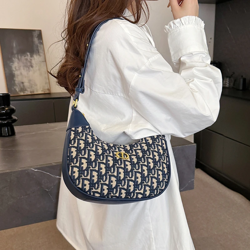 Women's Messenger Bag Crossbody Tote Elegant Classic Leather By Famous Designer Luxury Brand for Chic Ladies
Women's Messenger Bag Crossbody Tote Elegant Classic Leather By Famous Designer Luxury Brand for Chic Ladies