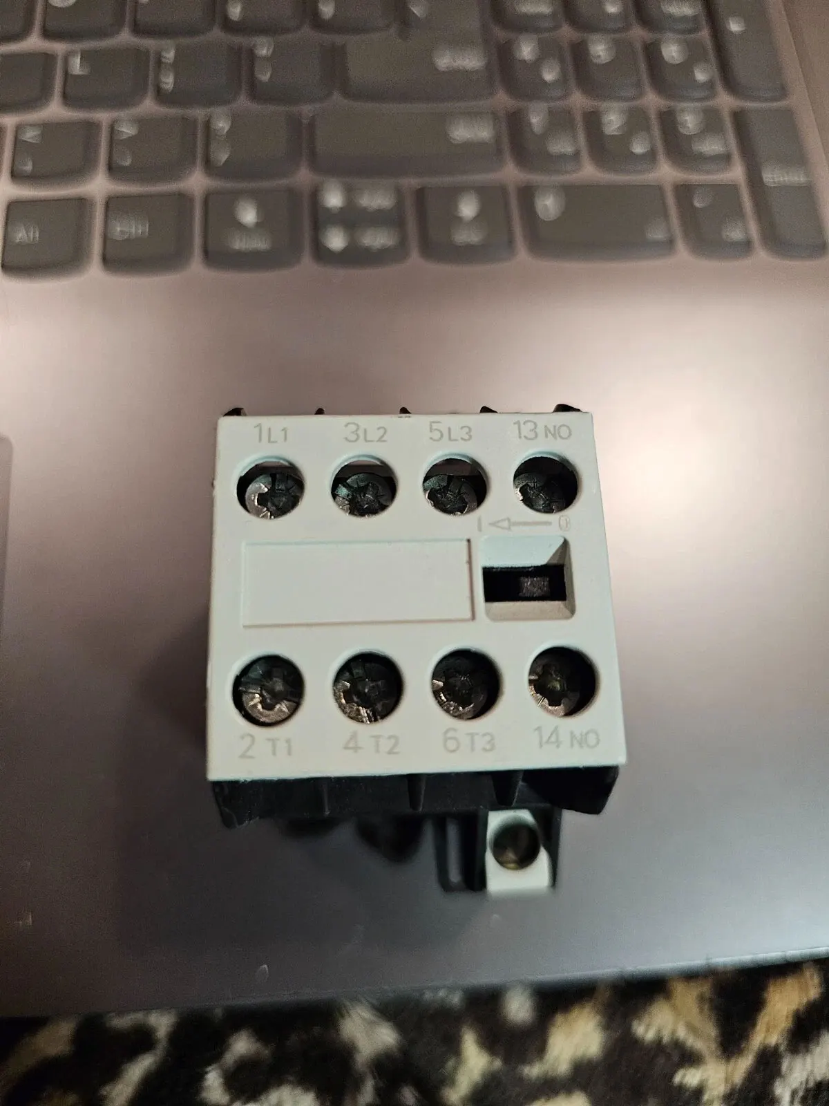 Совершенно новый 3TG1010-1BB4 3TG1010-1BA4 3TG1010-0BB4 Гарантия один год
Совершенно новый 3TG1010-1BB4 3TG1010-1BA4 3TG1010-0BB4 Гарантия один год