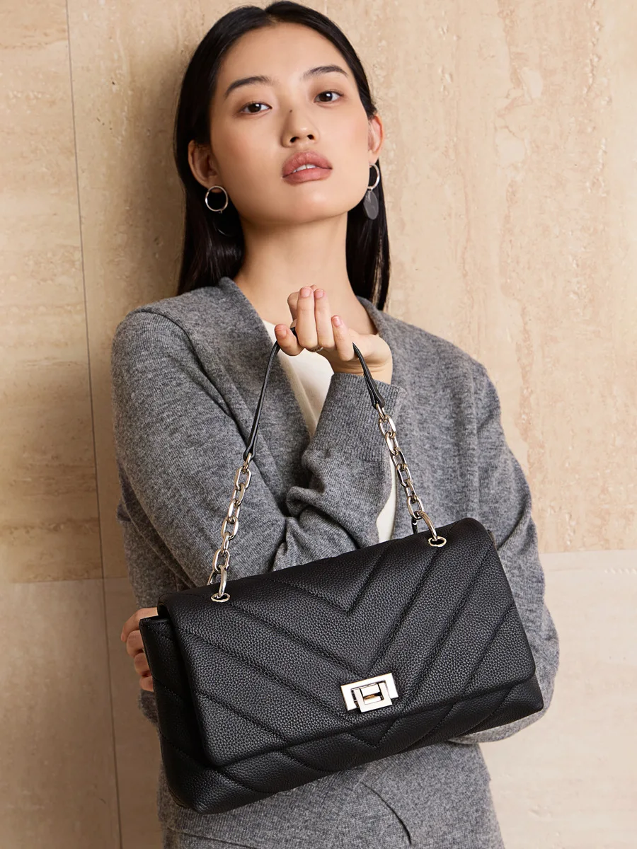 Верхний слой из воловьей кожи, новая женская натуральная текстура кожи, небольшой ароматный стиль, простая универсальная сумка на плечо с цепочкой
Верхний слой из воловьей кожи, новая женская натуральная текстура кожи, небольшой ароматный стиль, простая универсальная сумка на плечо с цепочкой