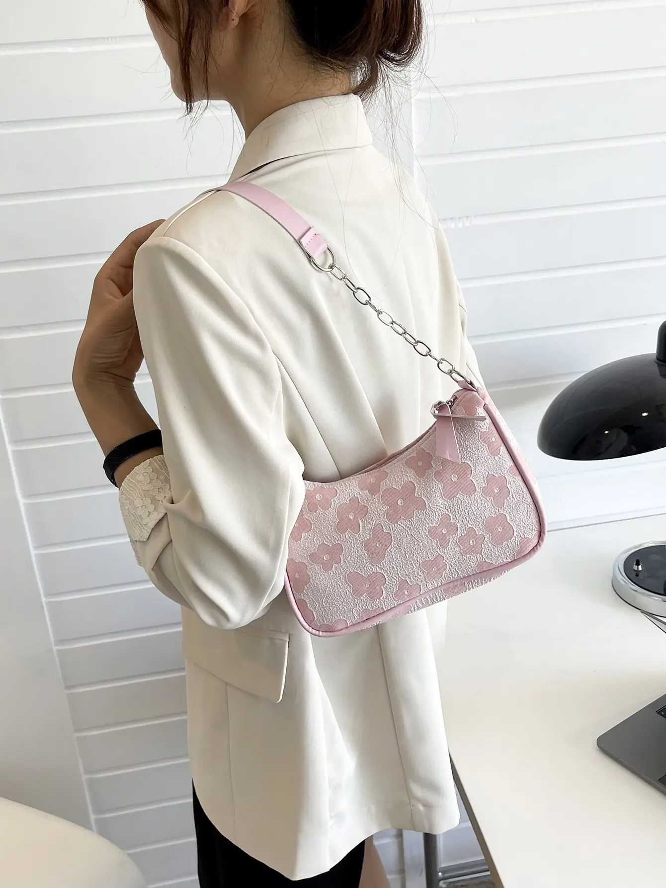 White versatile bag, floral-patterned chain bag, suitable for various occasions
White versatile bag, floral-patterned chain bag, suitable for various occasions