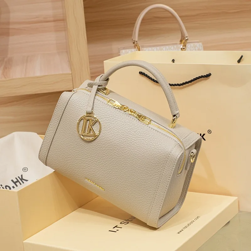 Новая нишевая сумка-бостон класса люкс для лета, на одно плечо, через плечо, в форме подушки.
Новая нишевая сумка-бостон класса люкс для лета, на одно плечо, через плечо, в форме подушки.