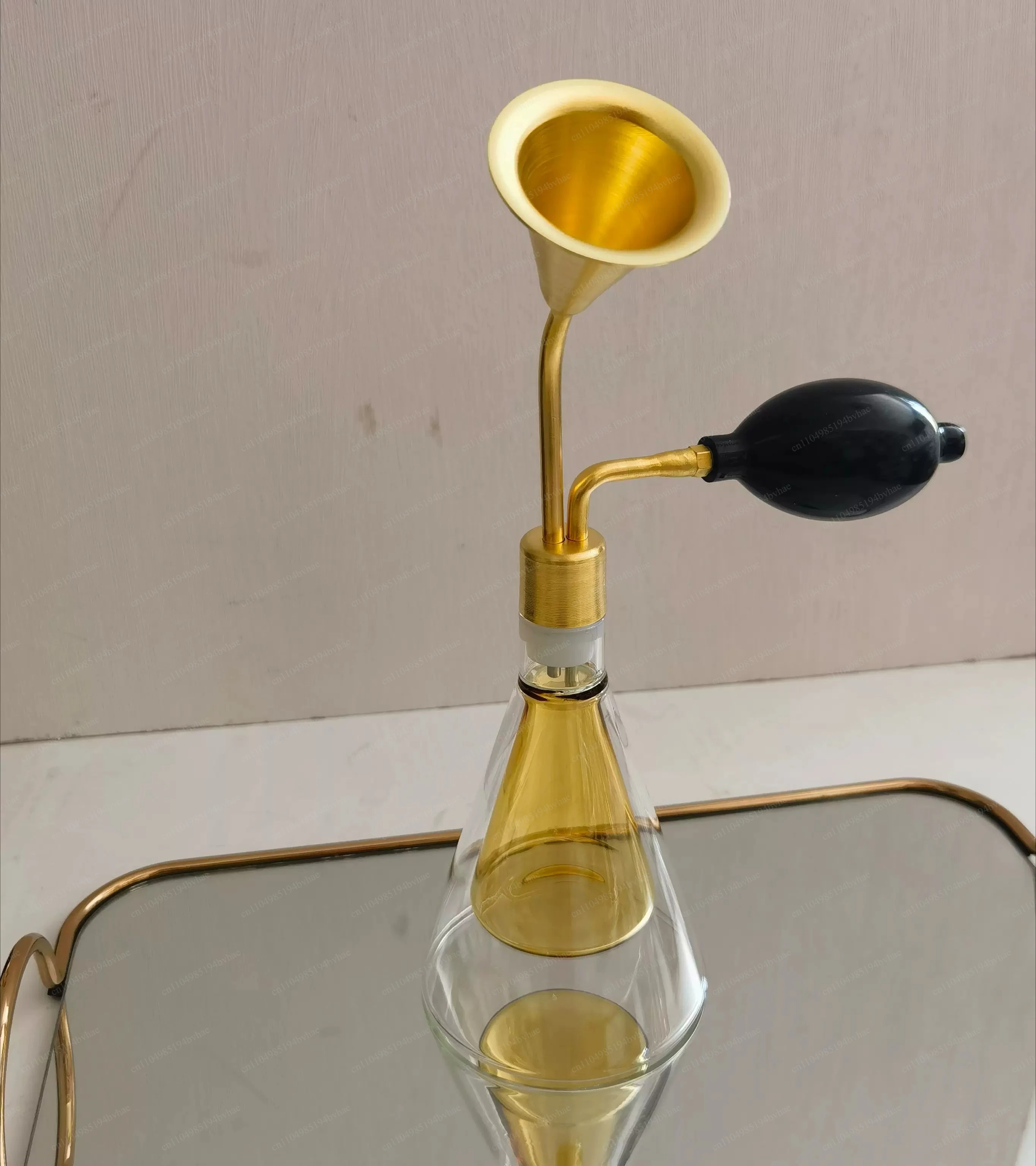Glass Creative Custom Scent Bottle SPA Spa Brass Scent Instrument
Glass Creative Custom Scent Bottle SPA Spa Brass Scent Instrument