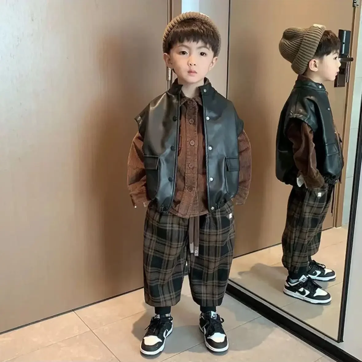 Комплект из 3 предметов, весенне-осенний комплект одежды, кожаный жилет + рубашка + свободные клетчатые штаны для детей, модная красивая одежда для маленьких мальчиков
Комплект из 3 предметов, весенне-осенний комплект одежды, кожаный жилет + рубашка + свободные клетчатые штаны для детей, модная красивая одежда для маленьких мальчиков