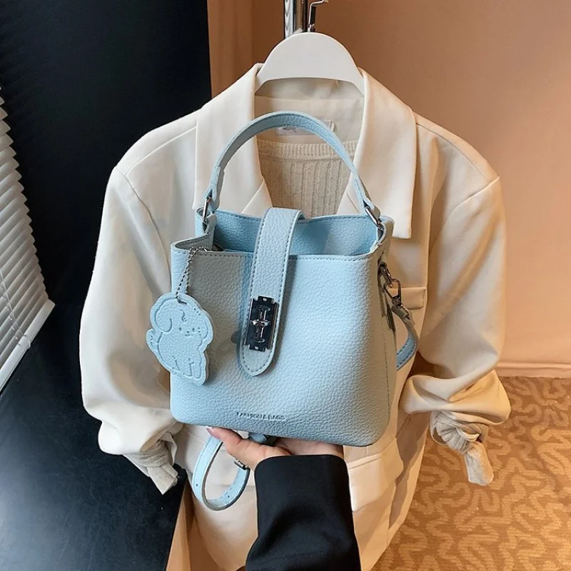 Стильная кожаная сумка через плечо для женщин, дизайнерская сумка через плечо, женская сумка-тоут, роскошный бренд, легкая повседневная мода
Стильная кожаная сумка через плечо для женщин, дизайнерская сумка через плечо, женская сумка-тоут, роскошный бренд, легкая повседневная мода