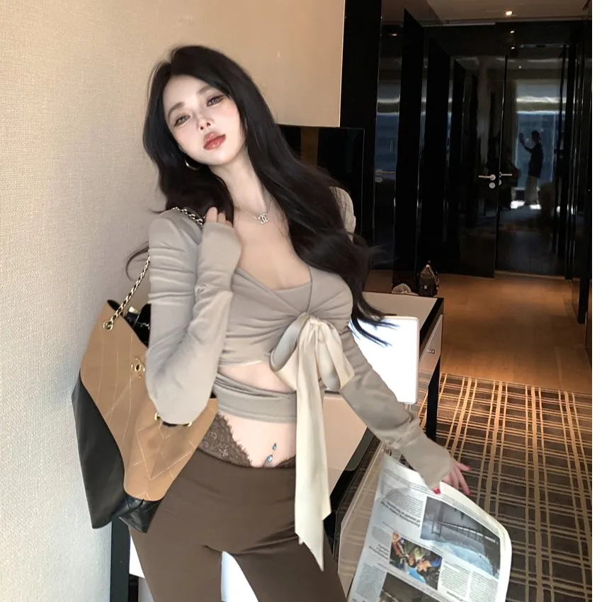 Sexy Spicy Girl Pure Desire V-neck T-shirt Long Sleeve Irregular Splicing Belt Design Slimming Short Top for Young Women
Sexy Spicy Girl Pure Desire V-neck T-shirt Long Sleeve Irregular Splicing Belt Design Slimming Short Top for Young Women
