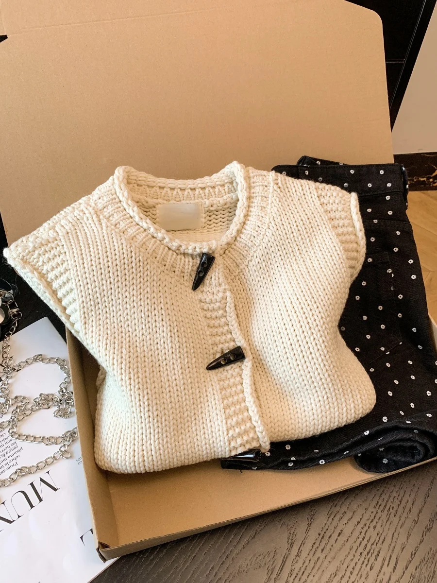 Korean Style Knitted Vest Coat Women's Fashionable Button up Layering Spring Season plus Size Straight Cut Casual Wear
Korean Style Knitted Vest Coat Women's Fashionable Button up Layering Spring Season plus Size Straight Cut Casual Wear