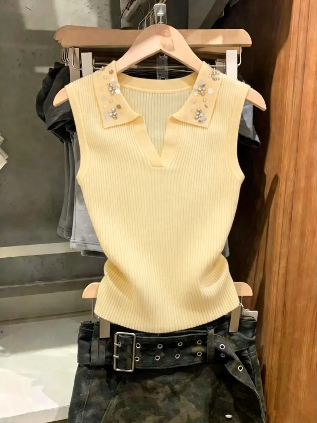 Korean Style Heavy Duty Beaded Shiny Summer Commute Knitted Vest Women's Sleeveless Neck Slim Fit Top Bright Thread
Korean Style Heavy Duty Beaded Shiny Summer Commute Knitted Vest Women's Sleeveless Neck Slim Fit Top Bright Thread