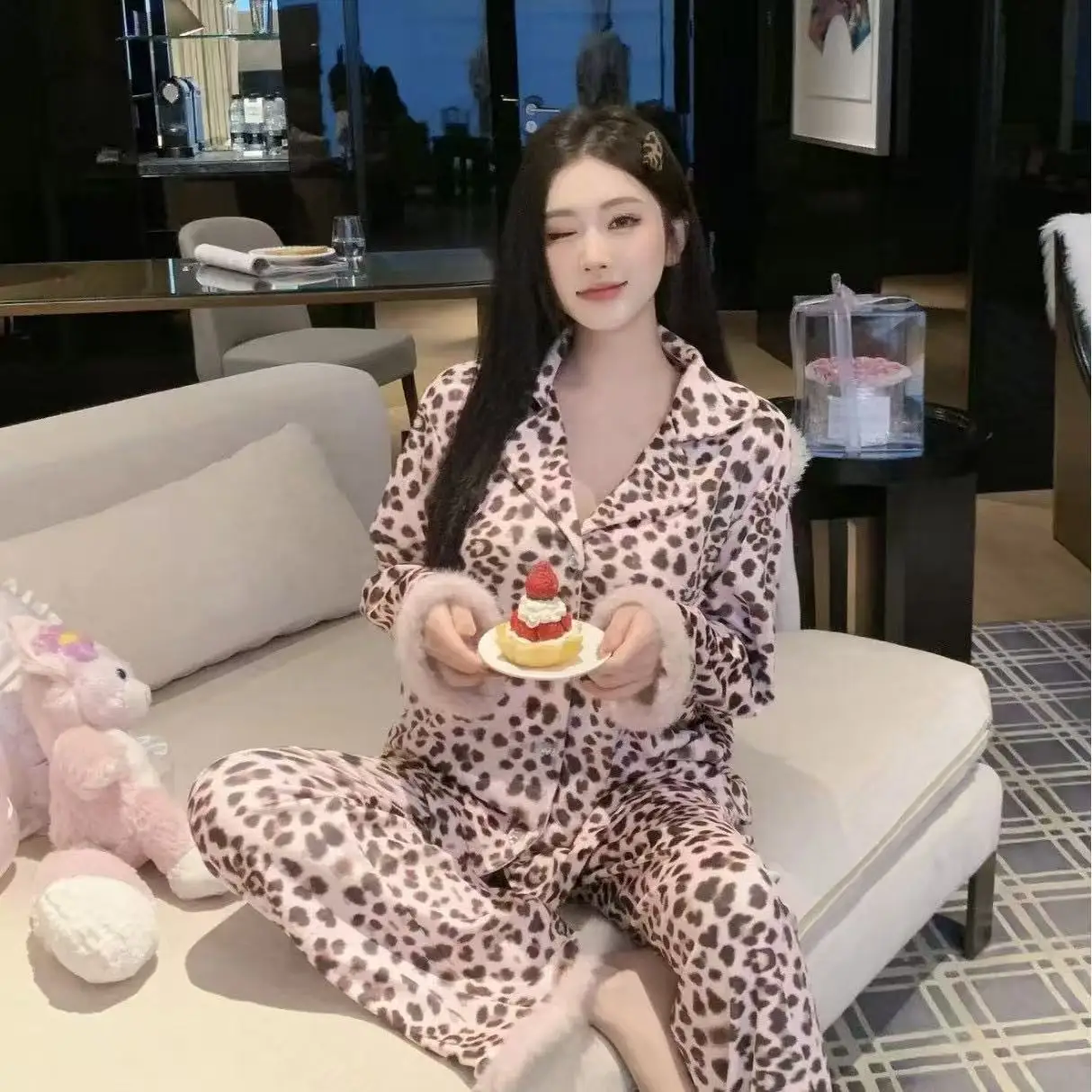 Пижамный комплект с леопардовым принтом, сексуальный женский пижамный комплект, женские теплые зимние пижамы, модная домашняя одежда, милый и мягкий пижамный комплект
Пижамный комплект с леопардовым принтом, сексуальный женский пижамный комплект, женские теплые зимние пижамы, модная домашняя одежда, милый и мягкий пижамный комплект