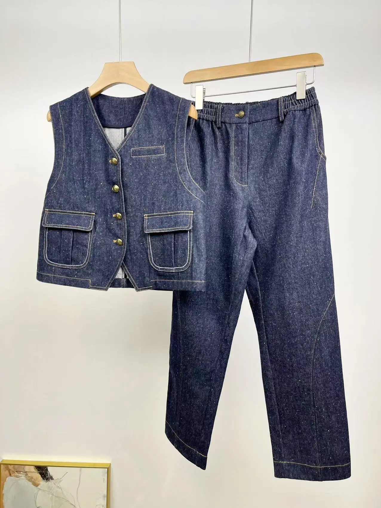 2025 Spring And Summer New Retro V-Neck Colored Yarn Denim Vest With Casual Denim Pants Two-Piece Set
2025 Spring And Summer New Retro V-Neck Colored Yarn Denim Vest With Casual Denim Pants Two-Piece Set