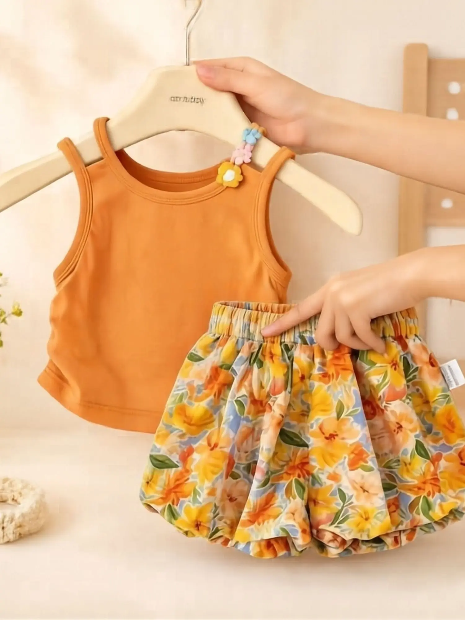 Girls Summer Orange Vest And Floral Shorts Set Two Piece Suit Casual Sportswear Short Length Elastic Waist round Neckline
Girls Summer Orange Vest And Floral Shorts Set Two Piece Suit Casual Sportswear Short Length Elastic Waist round Neckline