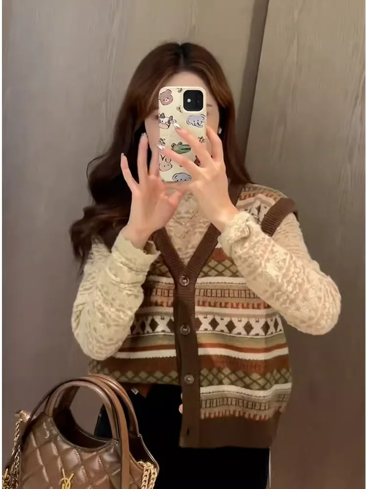 Retro Soft Cozy Ladies Vest Spring New Style Single Button Color Block V-Neck Knit Tank Top Outerwear Casual Commute Fashion
Retro Soft Cozy Ladies Vest Spring New Style Single Button Color Block V-Neck Knit Tank Top Outerwear Casual Commute Fashion