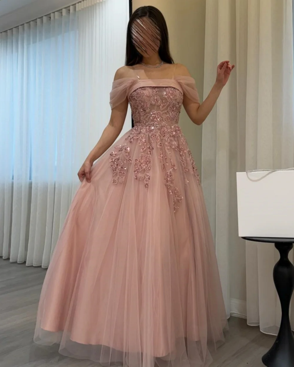 Customized High Quality Women Tulle Sequined Applique A-Line Evening Dresses Formal Off-the-shoulder Sleeveless Long Party Gowns
Customized High Quality Women Tulle Sequined Applique A-Line Evening Dresses Formal Off-the-shoulder Sleeveless Long Party Gowns