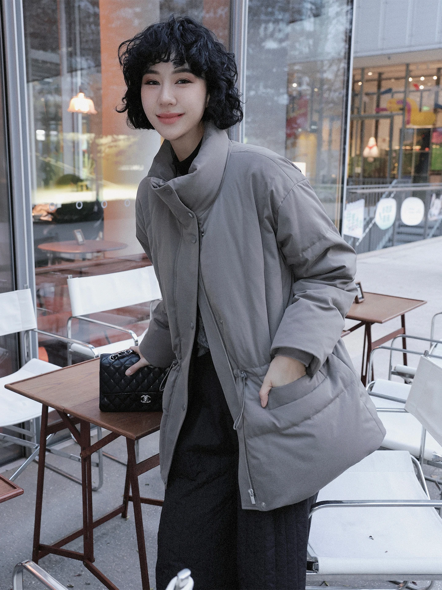 Женское пальто средней длины из гусиного пуха с воротником-стойкой, утепленное, с регулировкой на талии, новая модель, простой стиль
Женское пальто средней длины из гусиного пуха с воротником-стойкой, утепленное, с регулировкой на талии, новая модель, простой стиль