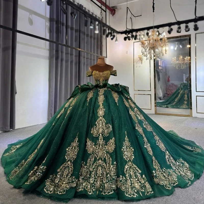 Блестящее темно-зеленое платье с открытыми плечами, кристаллами, золотистым глиттером, многослойное, с длинным шлейфом и бантом, для выпускного вечера (Quinceañera), на заказ
Блестящее темно-зеленое платье с открытыми плечами, кристаллами, золотистым глиттером, многослойное, с длинным шлейфом и бантом, для выпускного вечера (Quinceañera), на заказ