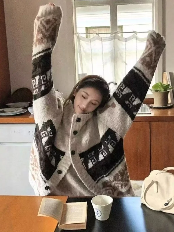 Retro Fair Isle High Neck Knitwear Coat Women's Autumn Winter Loose Lazy Style Knitted Open Cardigan Top for Young Girls
Retro Fair Isle High Neck Knitwear Coat Women's Autumn Winter Loose Lazy Style Knitted Open Cardigan Top for Young Girls