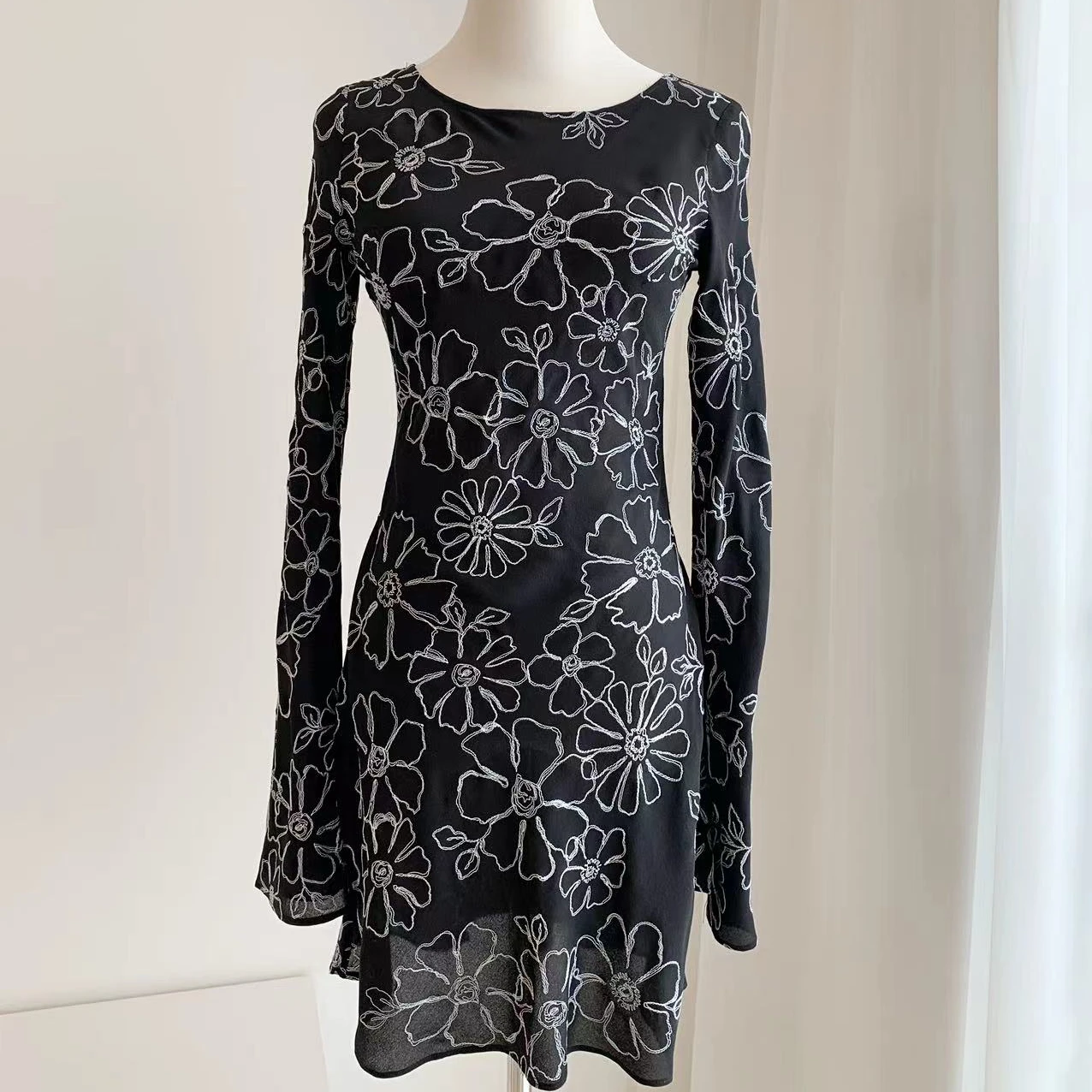 100% Silk Women Embroidery Flower dress 2023 new Round Neck Long Sleeve Mini Dress
100% Silk Women Embroidery Flower dress 2023 new Round Neck Long Sleeve Mini Dress