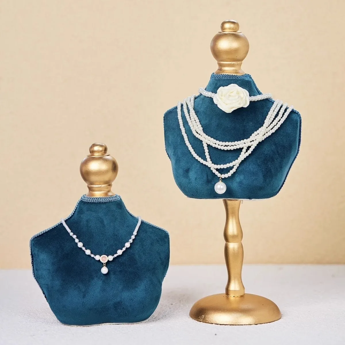 Ретро-подставка для ювелирных изделий, роскошная витрина, стойка для выставки товаров ожерелья, прямая трансляция, синее бархатное ожерелье, реквизит для съемки ювелирных изделий
Ретро-подставка для ювелирных изделий, роскошная витрина, стойка для выставки товаров ожерелья, прямая трансляция, синее бархатное ожерелье, реквизит для съемки ювелирных изделий