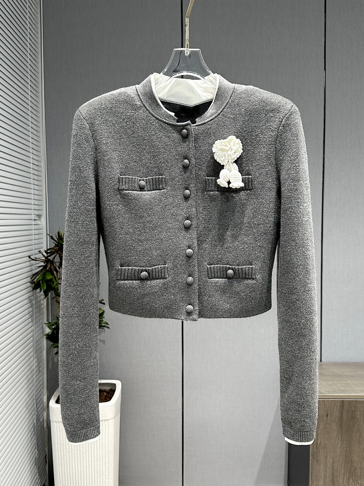 Женская шерстяная вязаная куртка, осенне-зимняя новинка, цветная воротник, 3D цветочная вышивка, верхняя одежда Fraant Sle Faion
Женская шерстяная вязаная куртка, осенне-зимняя новинка, цветная воротник, 3D цветочная вышивка, верхняя одежда Fraant Sle Faion