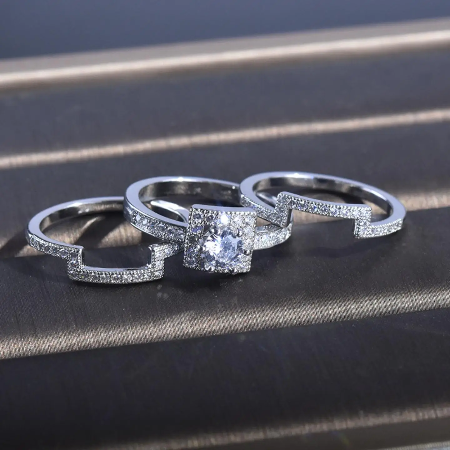 Ultra-iny Tee-Piece Set Micro-Set Rings Luxury Diamond Ring Titanium Steel Faion Jewelry Blingbling Wedding Engagement ...
Ultra-iny Tee-Piece Set Micro-Set Rings Luxury Diamond Ring Titanium Steel Faion Jewelry Blingbling Wedding Engagement ...