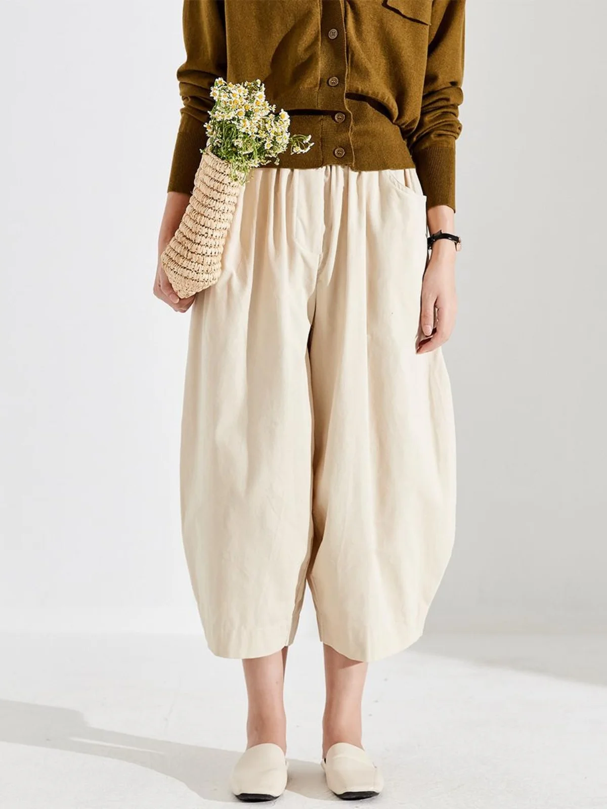 Новые вельветовые брюки-баллоны Zimode: универсальные повседневные укороченные брюки с высокой талией из хлопка для женщин
Новые вельветовые брюки-баллоны Zimode: универсальные повседневные укороченные брюки с высокой талией из хлопка для женщин