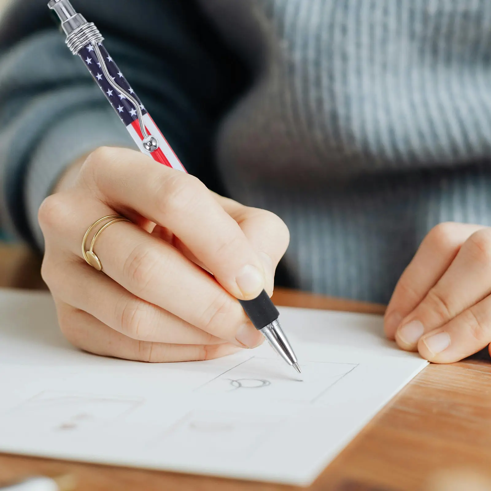 Набор из 24 шариковых ручек с американским флагом, выдвижные, черные чернила, 1,0 мм, гладкий тонкий наконечник, для письма, подписи, школы, офиса, патриотические
Набор из 24 шариковых ручек с американским флагом, выдвижные, черные чернила, 1,0 мм, гладкий тонкий наконечник, для письма, подписи, школы, офиса, патриотические