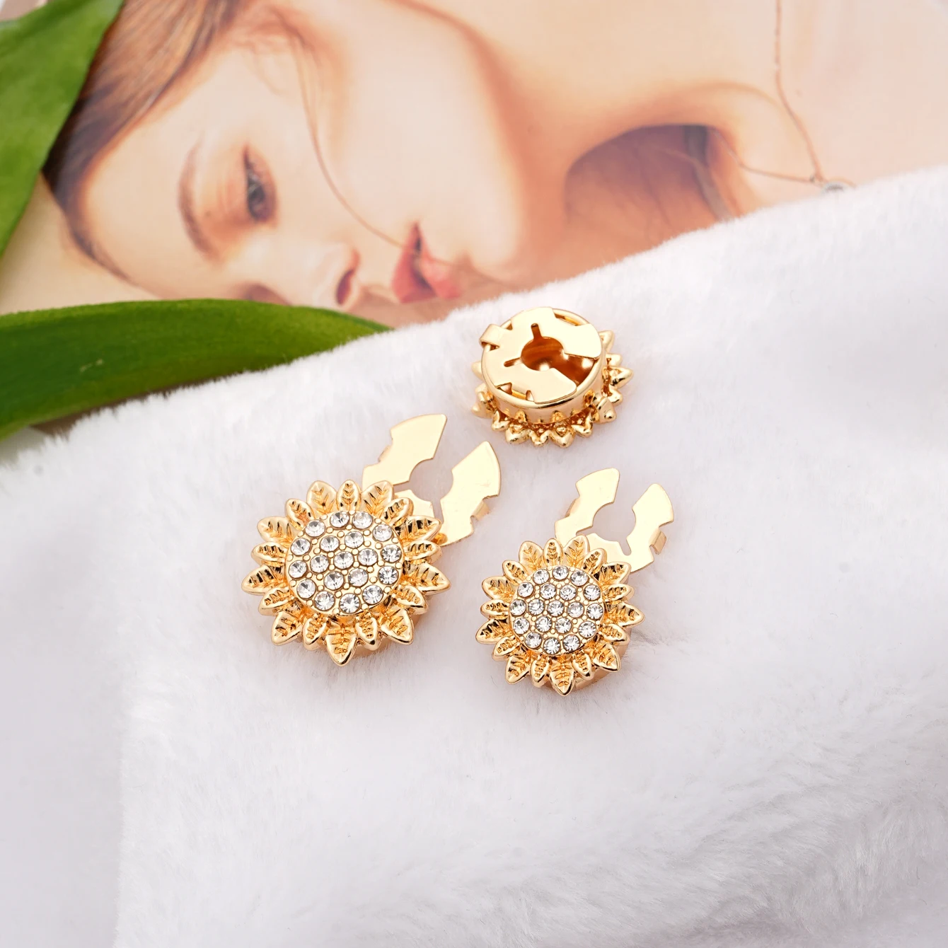 1/2/10PCS No-Sew Sunflower Embedded Diamond Metal Buttons Versatile Detachable Brooch Pin for Coats Outerwear Decorative Clip-On
1/2/10PCS No-Sew Sunflower Embedded Diamond Metal Buttons Versatile Detachable Brooch Pin for Coats Outerwear Decorative Clip-On