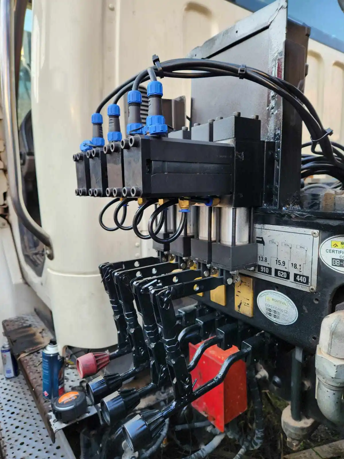 Intelligent Wireless Remote Control, a New Experience for Truck Crane Lifting/4 Functions/12V, 24V/waterproof/
Intelligent Wireless Remote Control, a New Experience for Truck Crane Lifting/4 Functions/12V, 24V/waterproof/