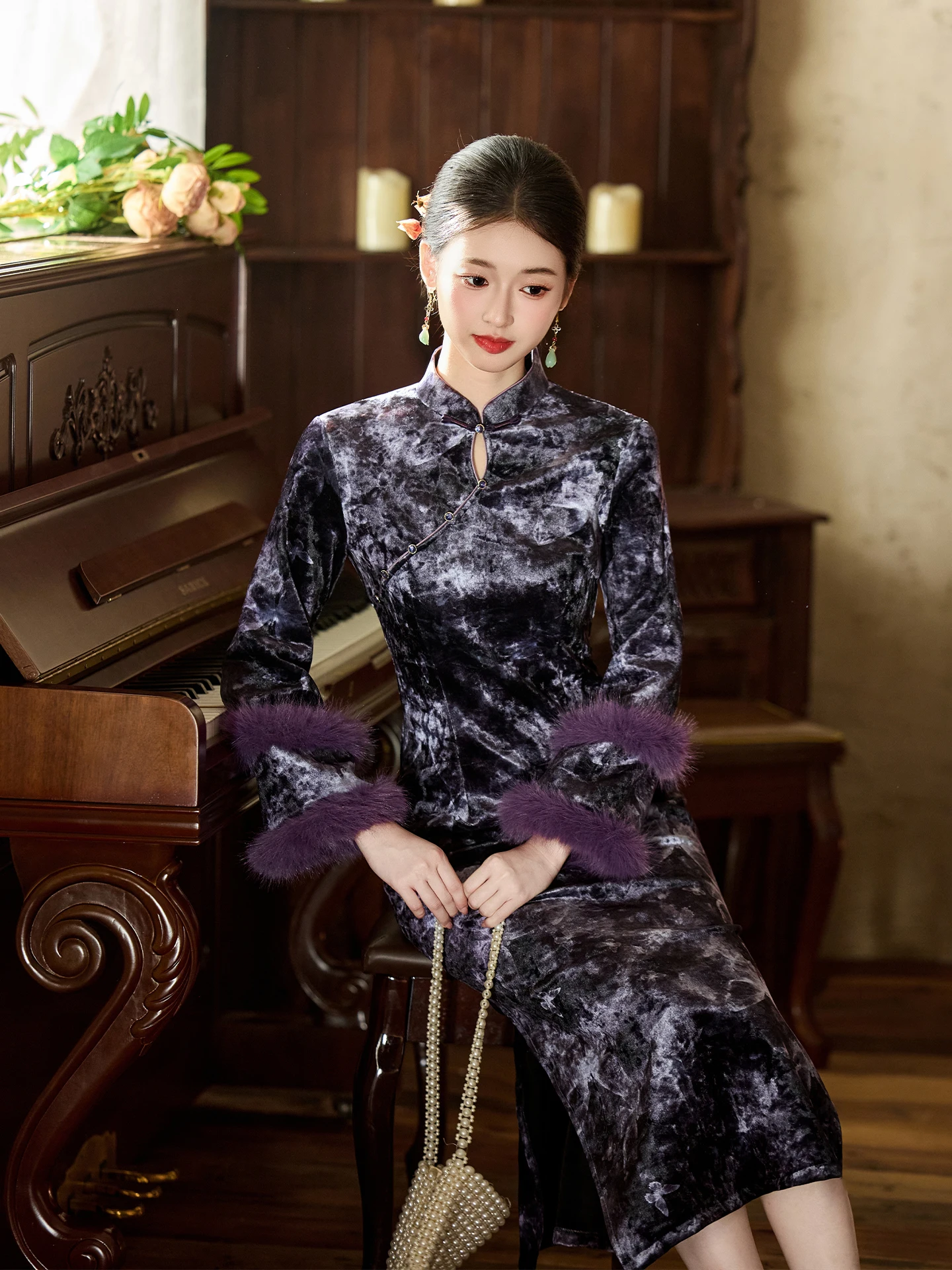 Обновленное винтажное пальто-ципао для женщин: теплое, с длинными рукавами, на полную длину, с косым воротником, низким разрезом и цветочным узором
Обновленное винтажное пальто-ципао для женщин: теплое, с длинными рукавами, на полную длину, с косым воротником, низким разрезом и цветочным узором