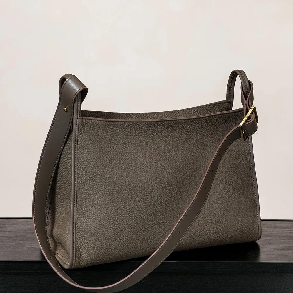 2025 трендовая дизайнерская сумка через плечо для женщин, роскошный кошелек в стиле известного бренда, элегантная сумка-тоут, высокое качество, ремесло
2025 трендовая дизайнерская сумка через плечо для женщин, роскошный кошелек в стиле известного бренда, элегантная сумка-тоут, высокое качество, ремесло